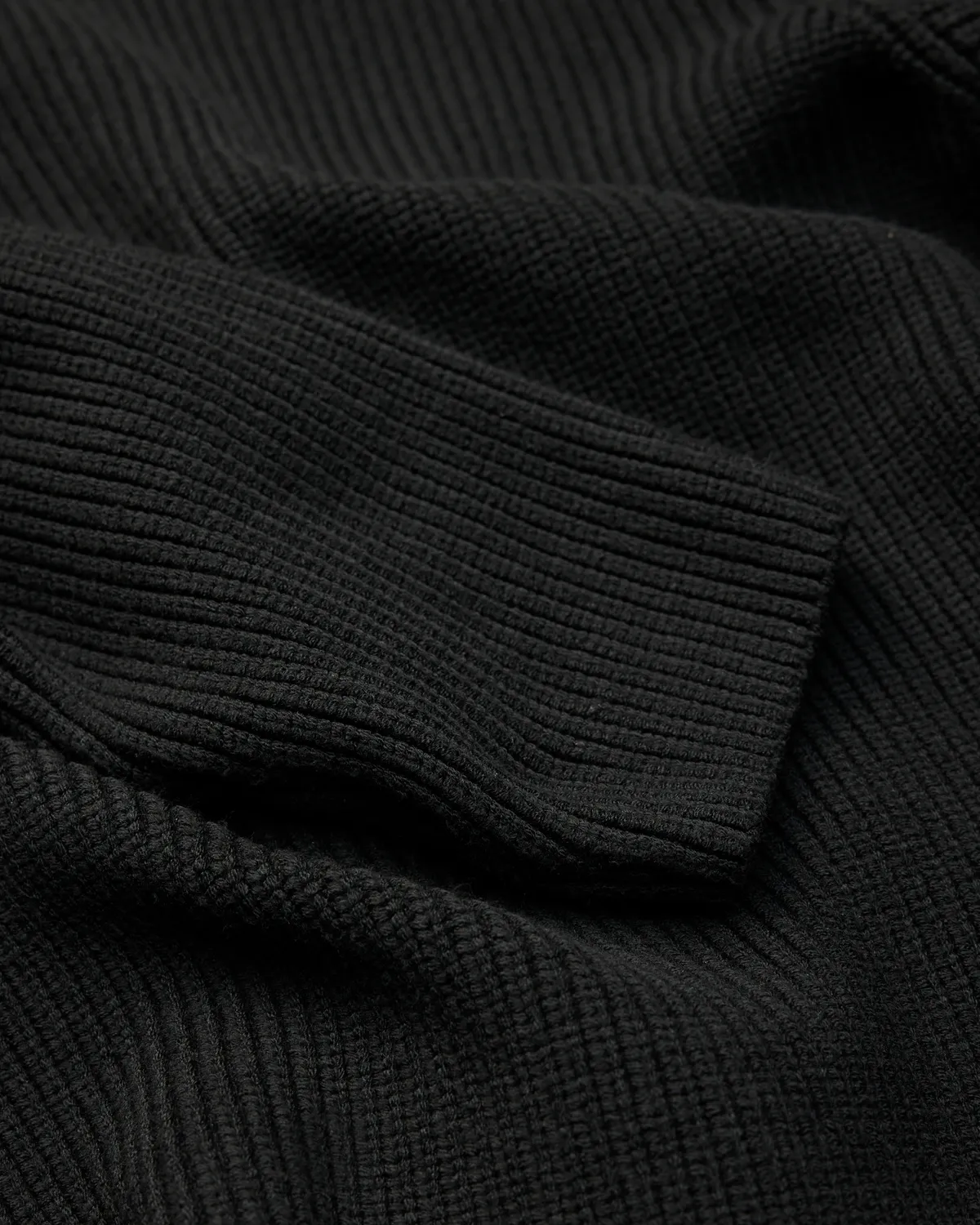 Alis Ledley striktrøje Solid Black ribbet polyester