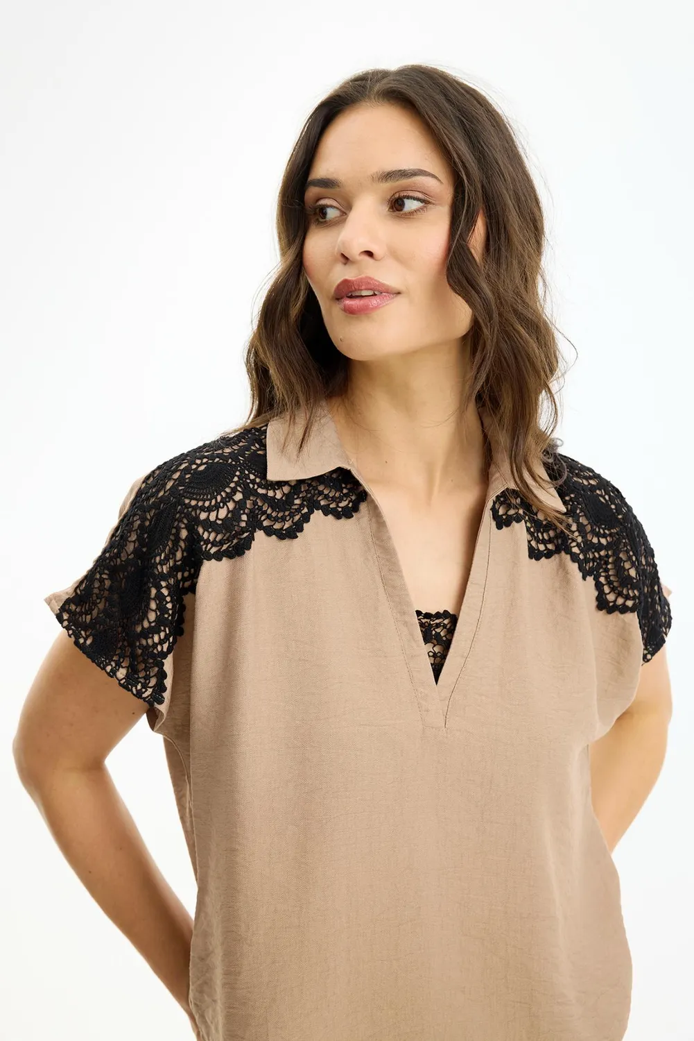 IN FRONT Nala bluse sand V-udskæring blonde