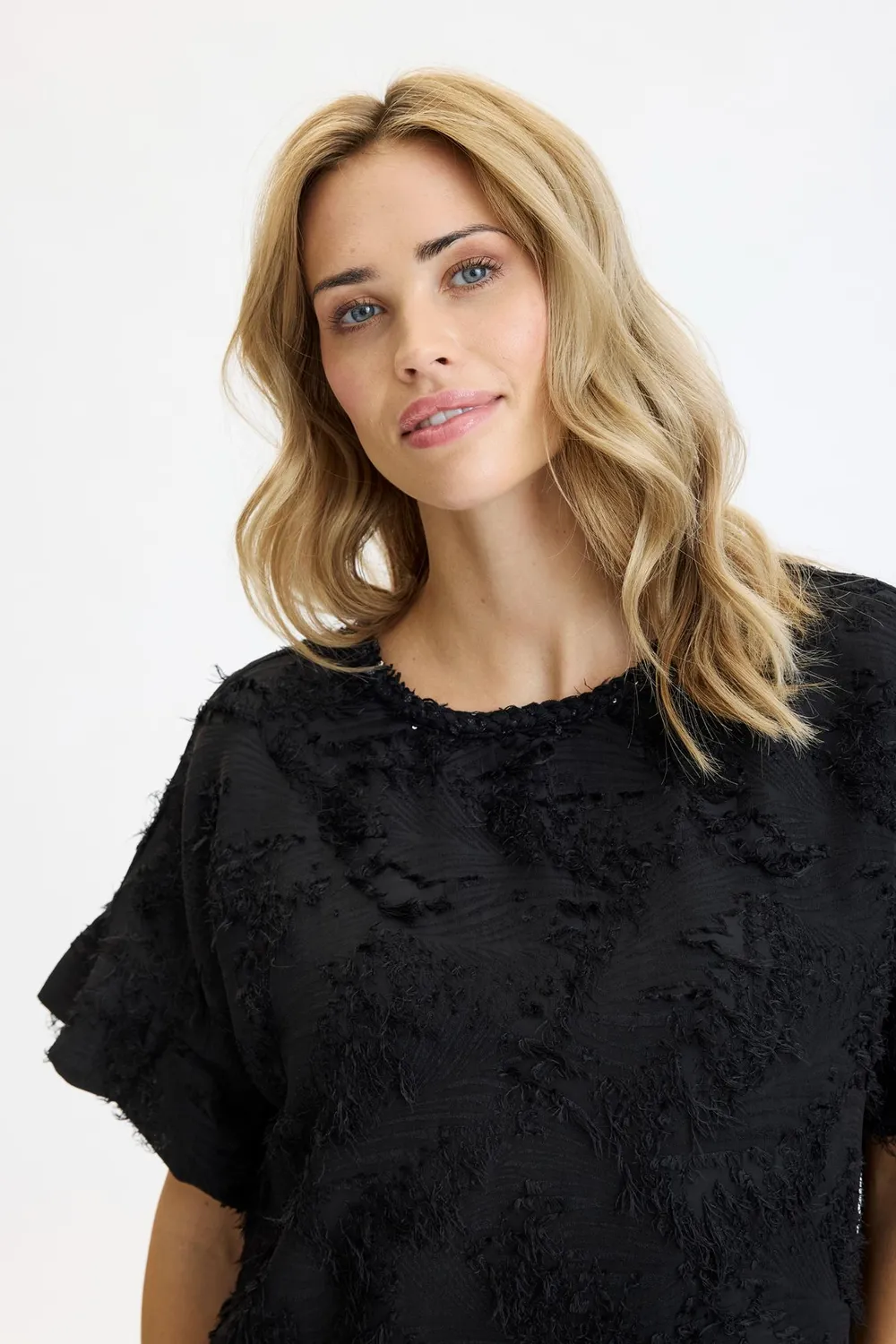 IN FRONT Eden sort bluse med drop-shoulder