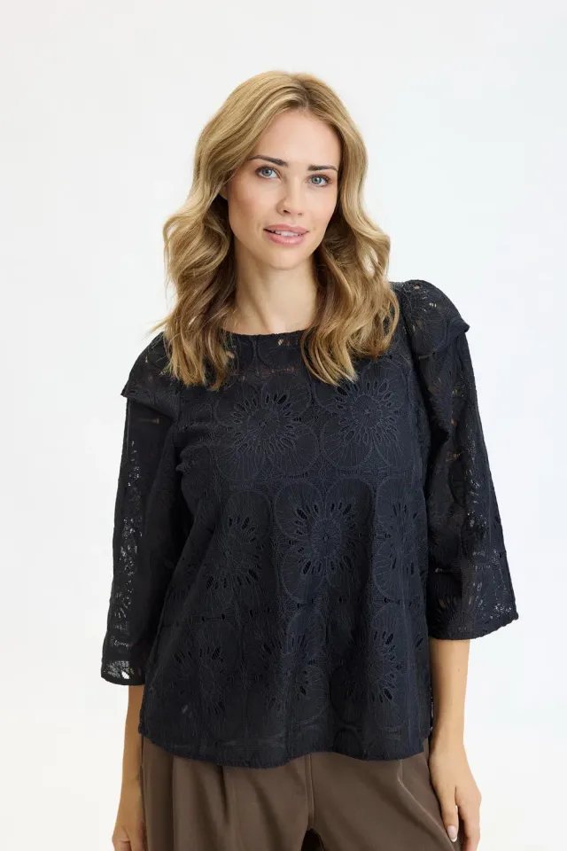 IN FRONT Panella bluse med hulmønster