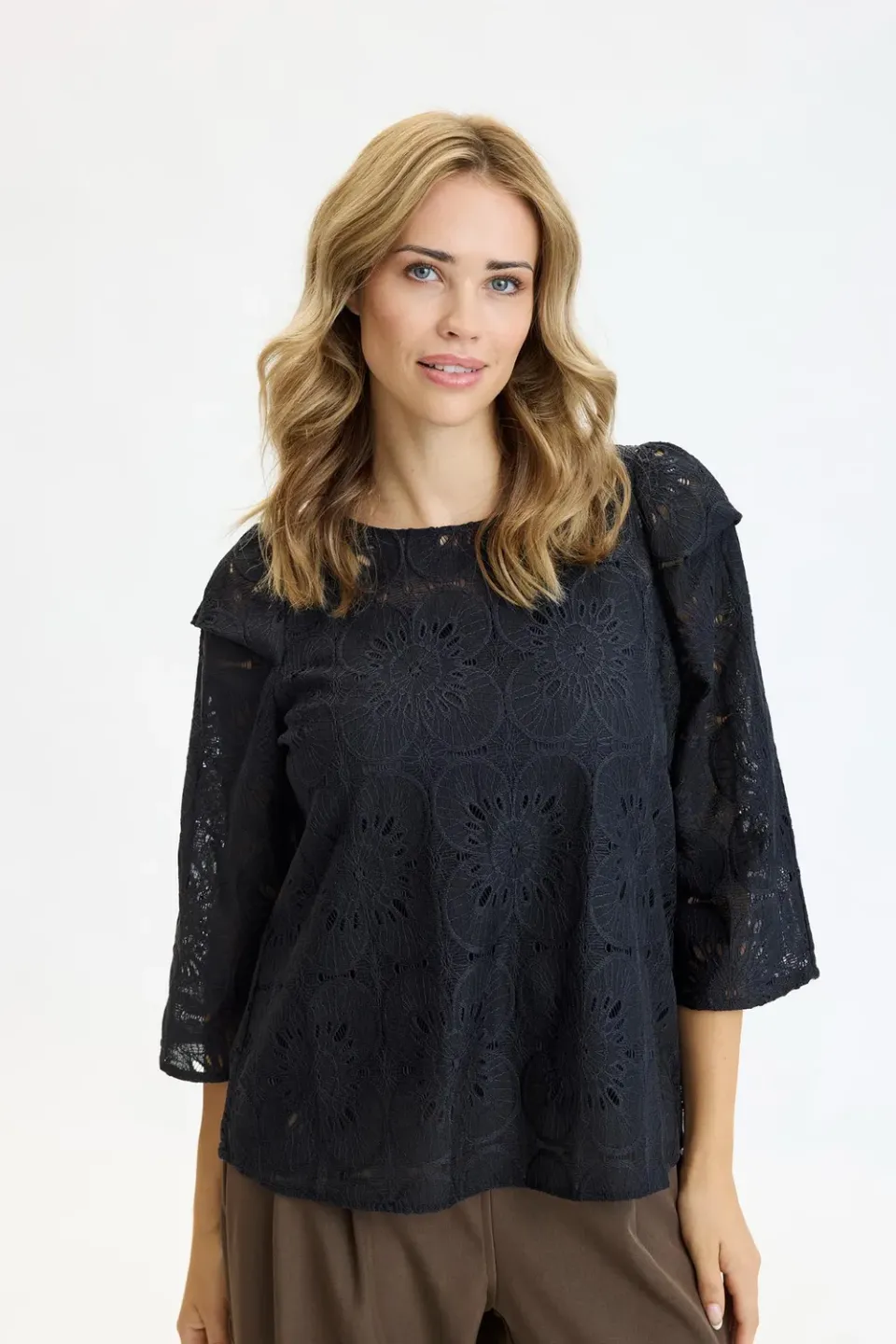 IN FRONT Panella bluse med hulmønster