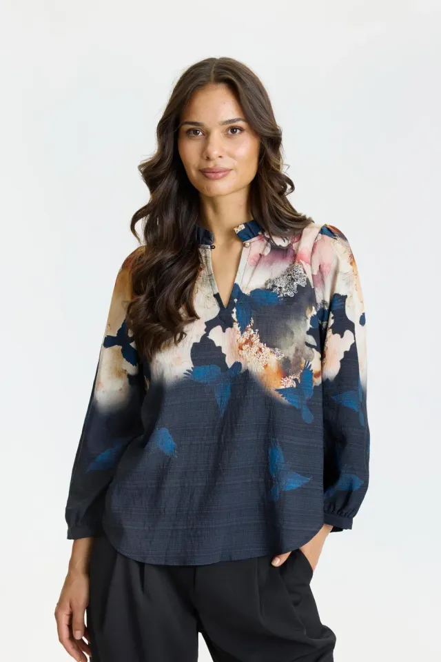 IN FRONT Scarlett bluse med print og flæsekrave