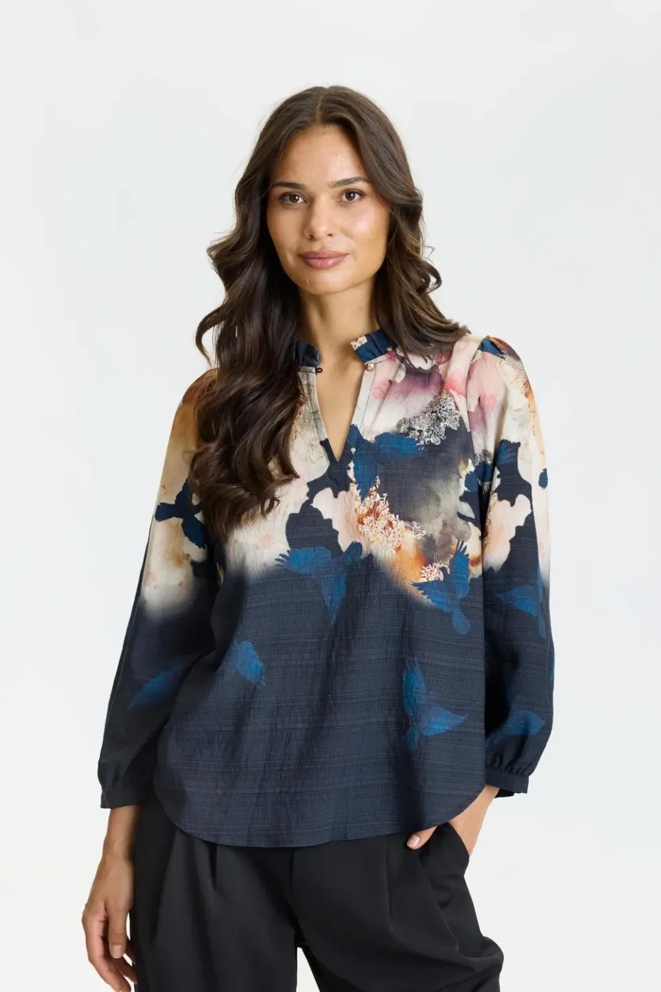 IN FRONT Scarlett bluse med print og flæsekrave