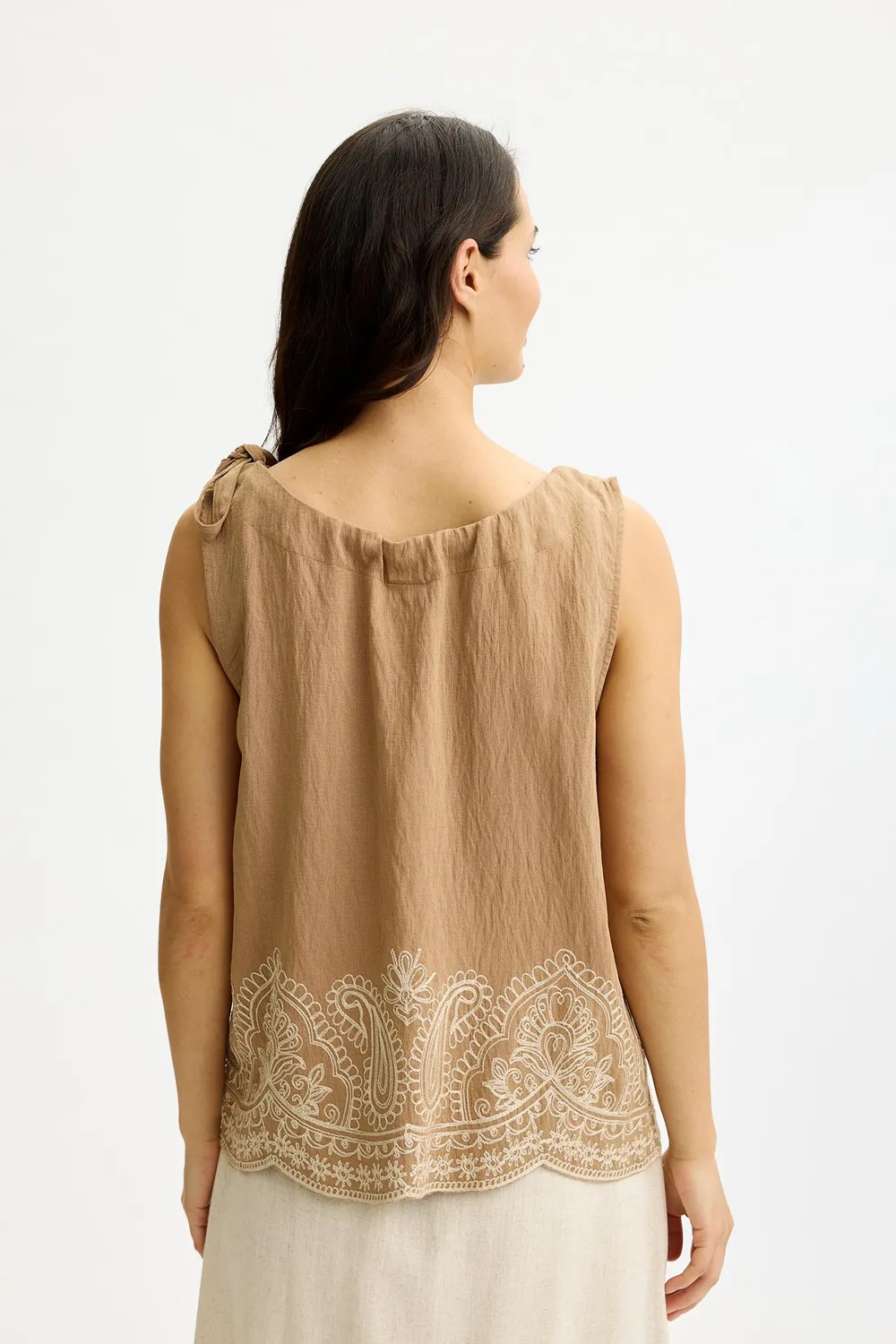 IN FRONT Agnes top med broderet kant