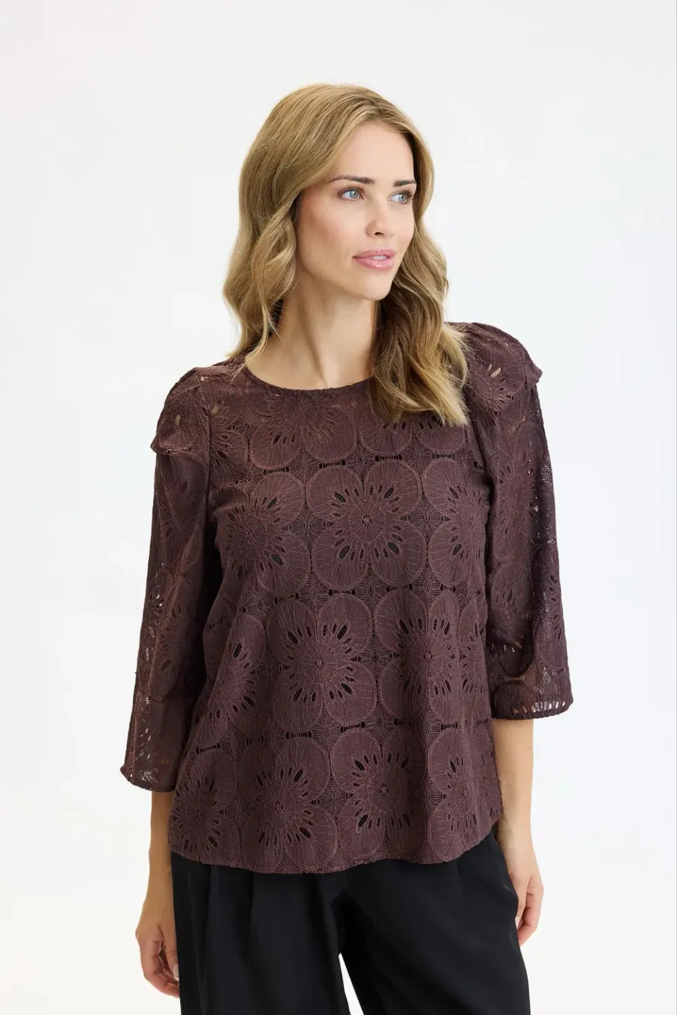 IN FRONT Panella bluse med hulmønster