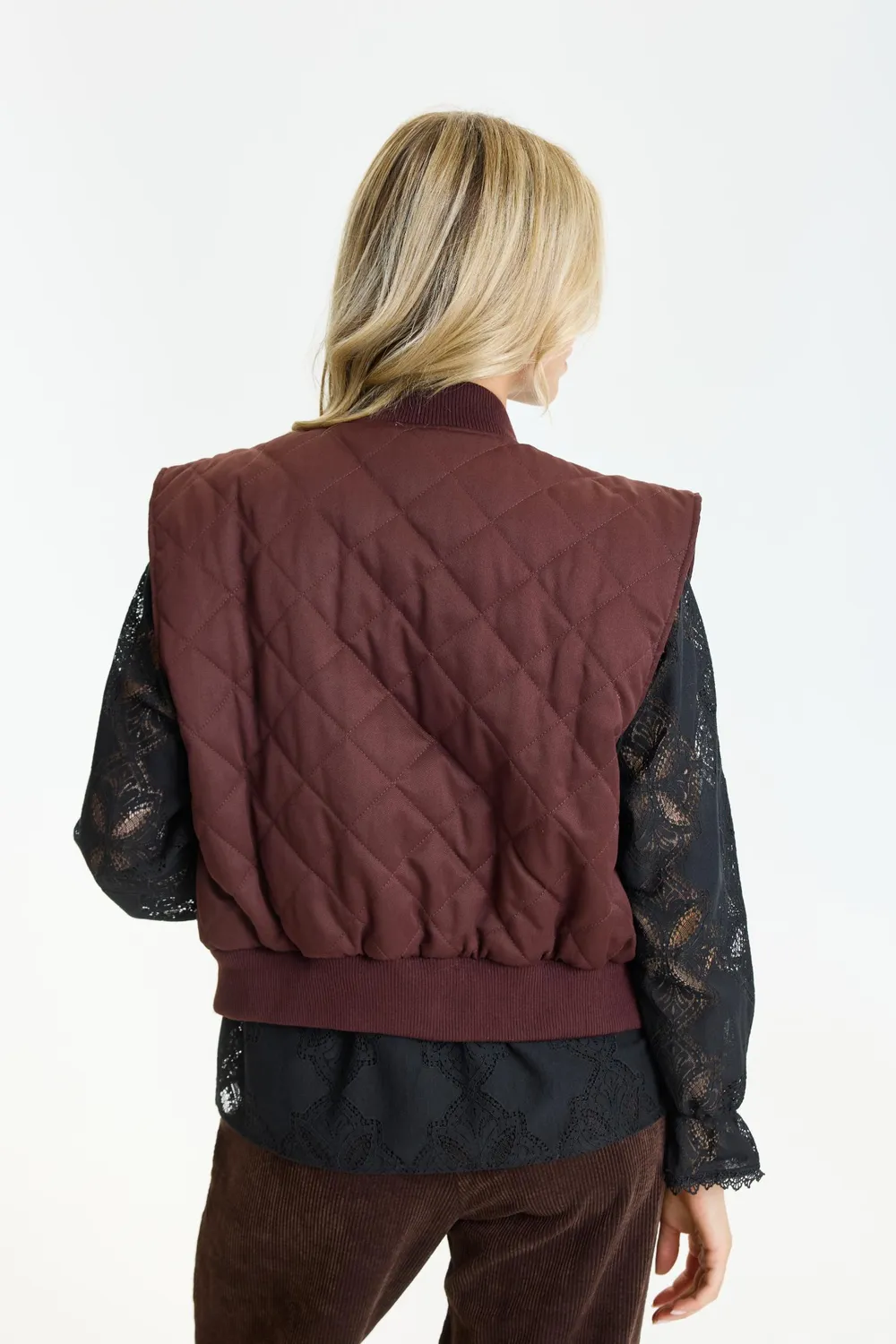 IN FRONT Davina vest quiltet med trykknapper