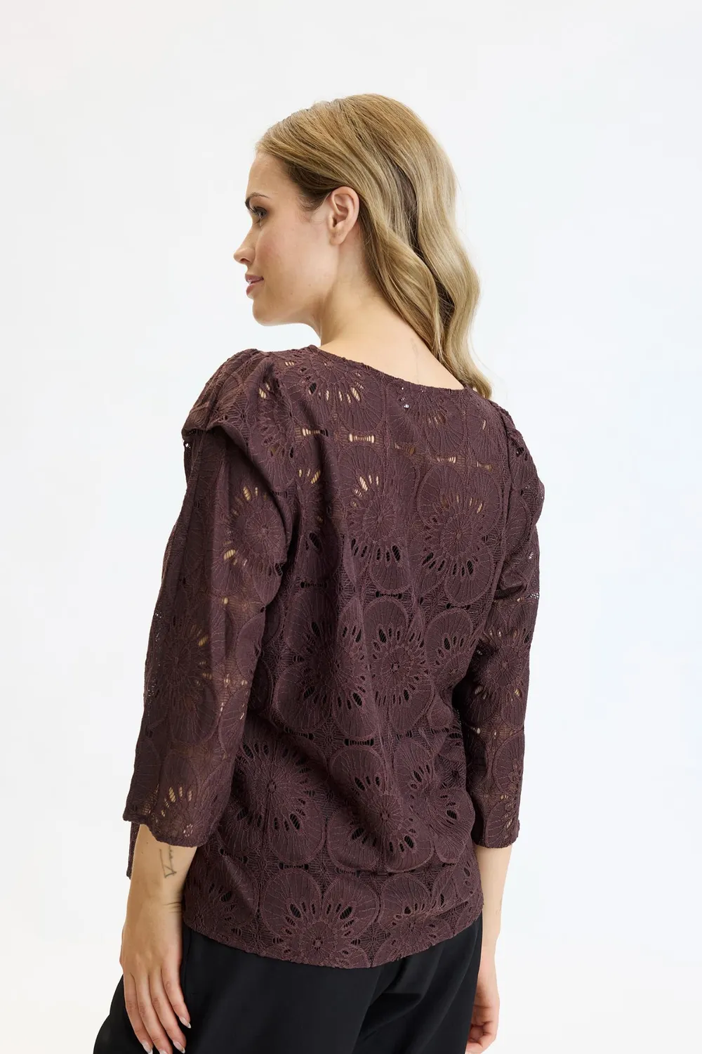 IN FRONT Panella bluse med hulmønster