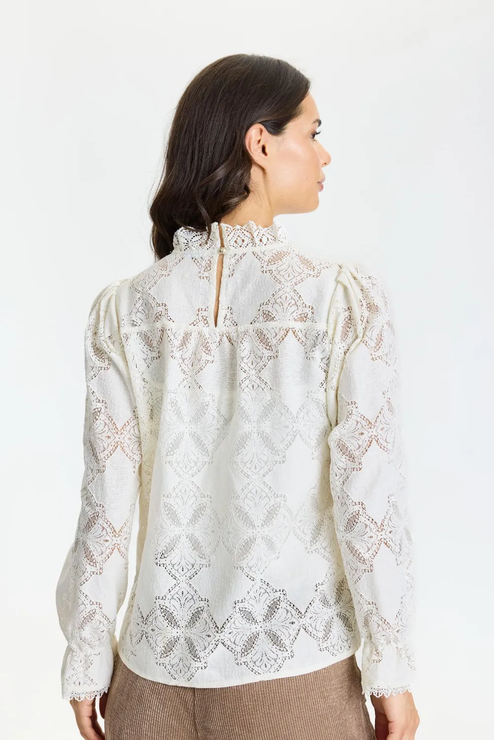 IN FRONT Ariella bluse blonde med flæsekanter