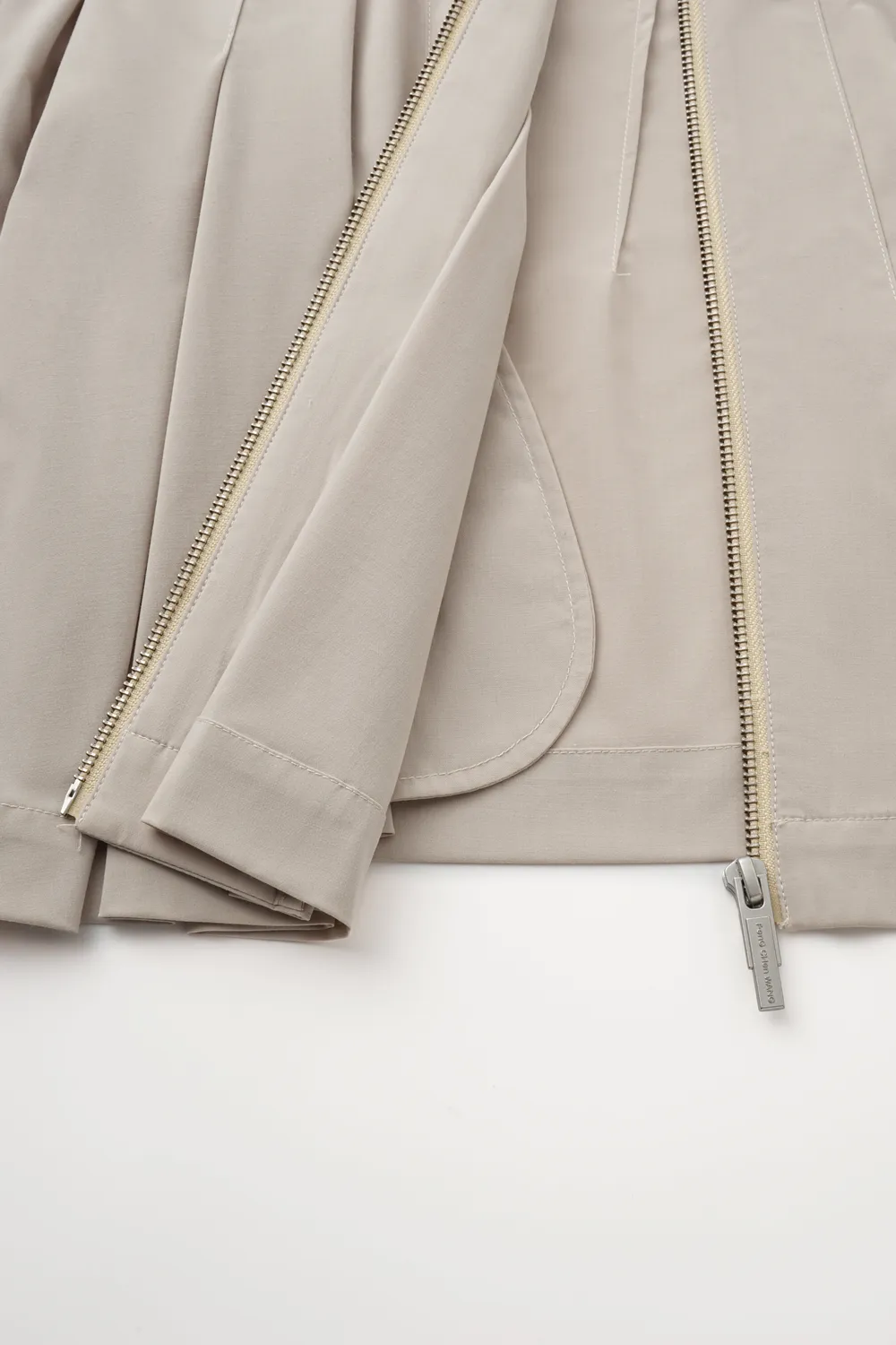 Feng Chen Wang Pleated skjortejakke beige plisseret