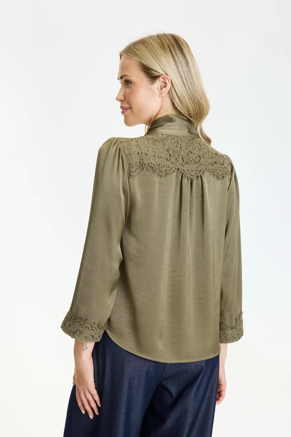 IN FRONT Faye bluse med bindebånd og blonde