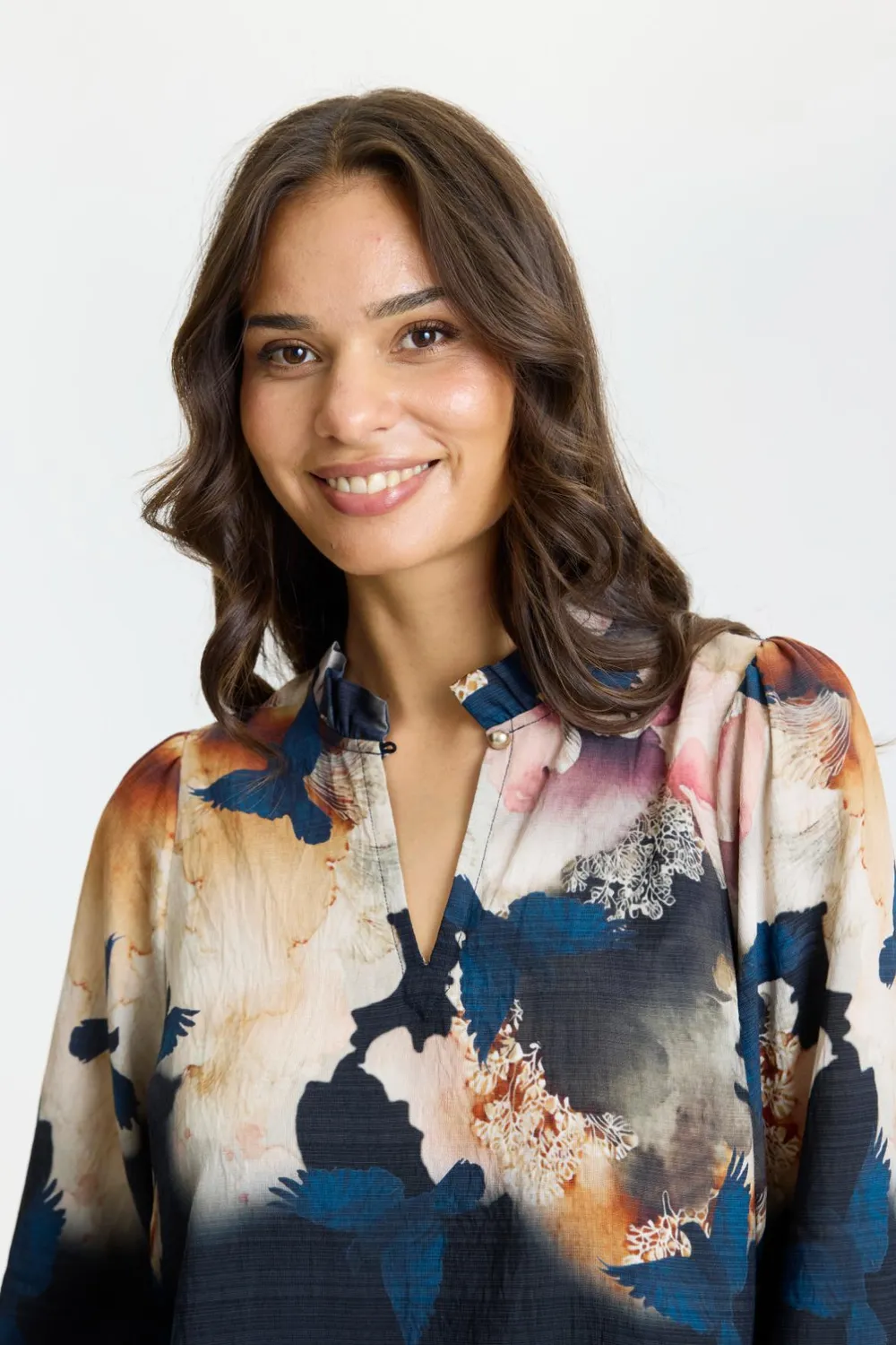 IN FRONT Scarlett bluse med print og flæsekrave