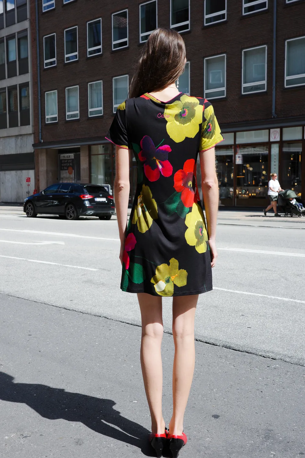 Caro Editions T-shirt kjole sort store blomster viskose