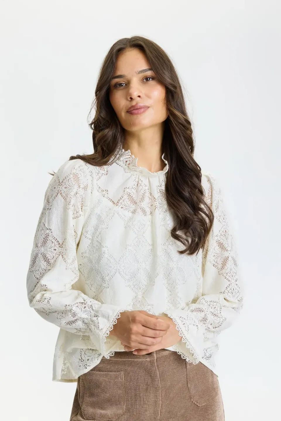 IN FRONT Ariella bluse blonde med flæsekanter