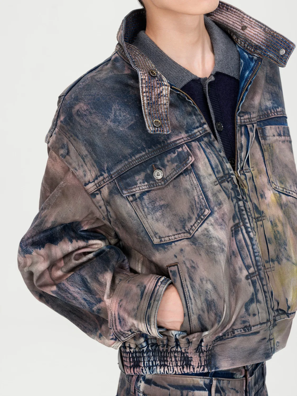 Feng Chen Wang Tie-Dyed Coated denimjakke brun standkrave