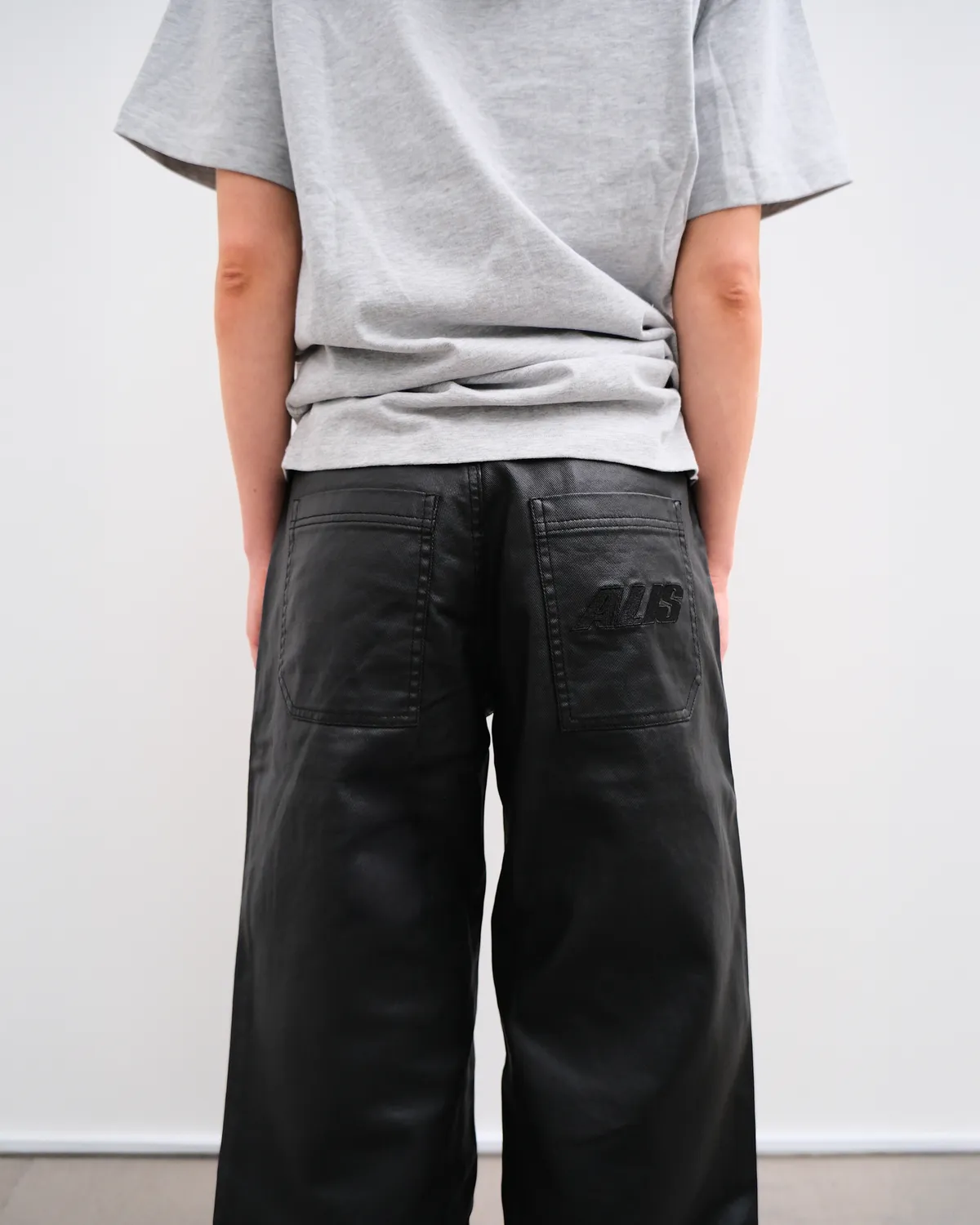 Alis Bam jeans wide fit glossy black coated