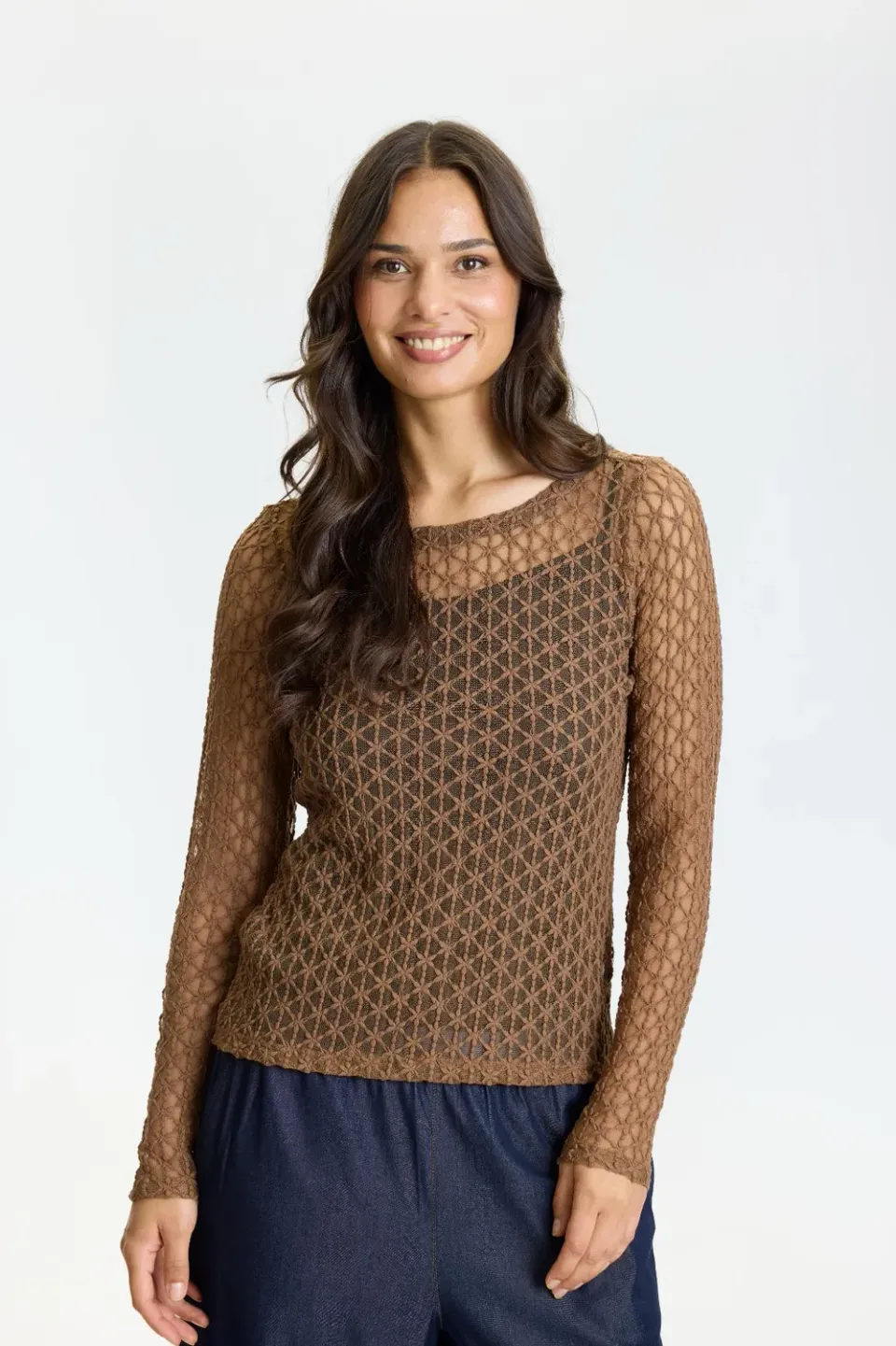 IN FRONT Jill mesh bluse med strukturmønster