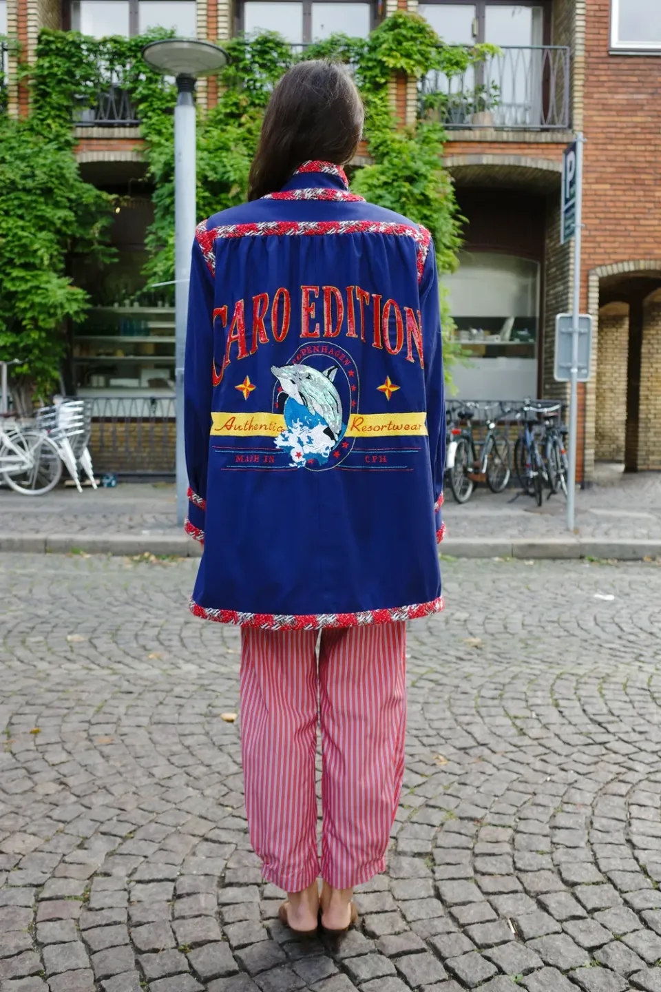 Caro Editions Gaia jakke navy red trim delfin broderi