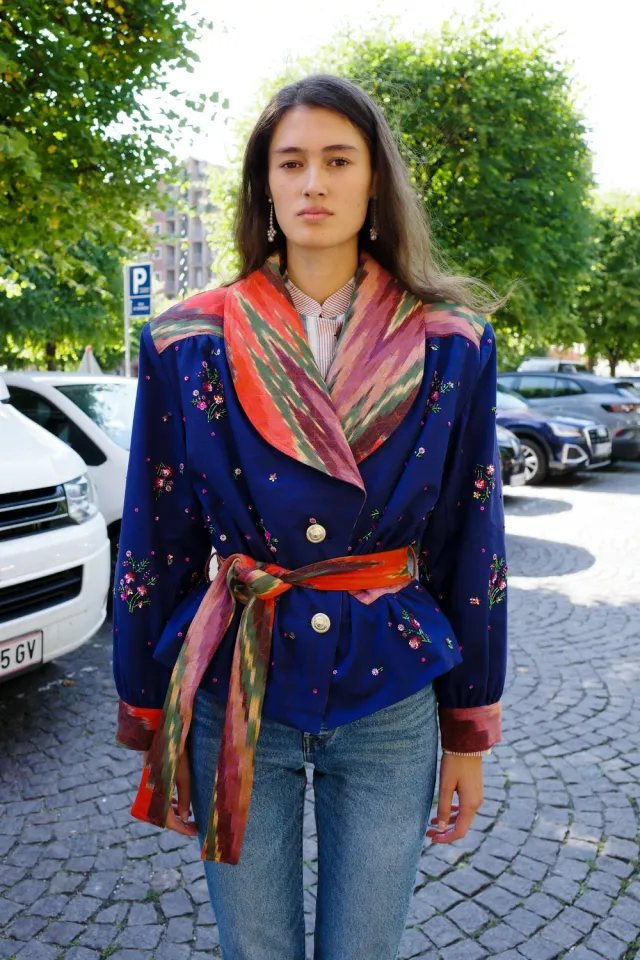 Caro Editions Frederikke jakke navy ikat blomsterbroderi