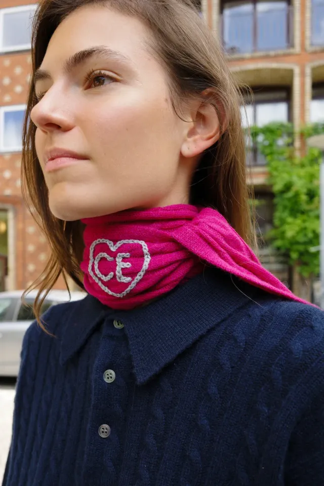 Caro Editions Babette tørklæde hindbær cashmere strik