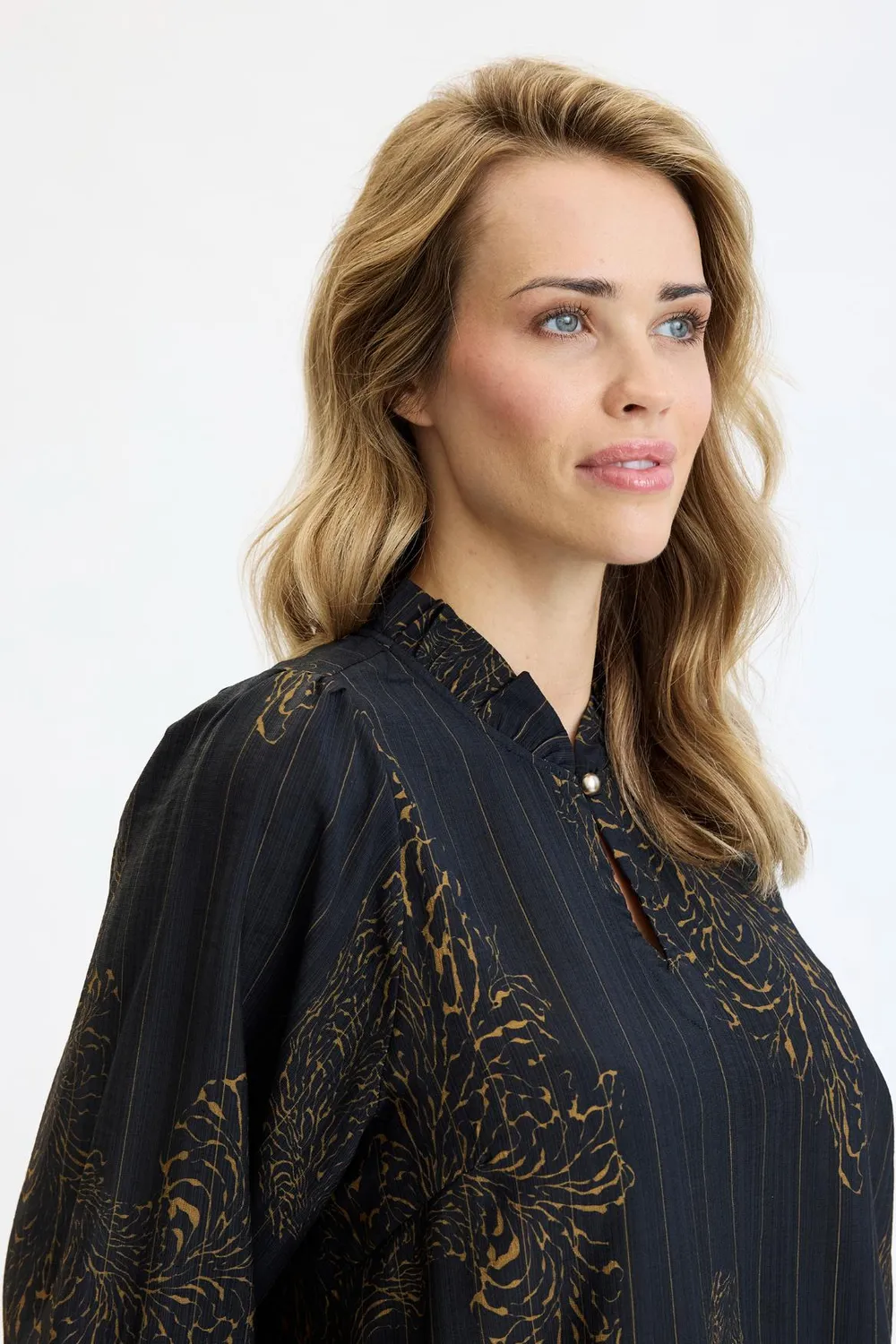 IN FRONT Riis bluse med print og flæsekrave