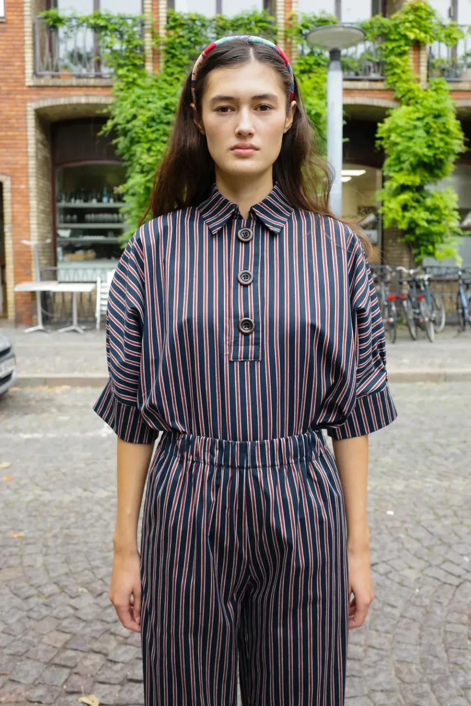 Caro Editions Lisbeth bluse navy burgundy stribet bomuld