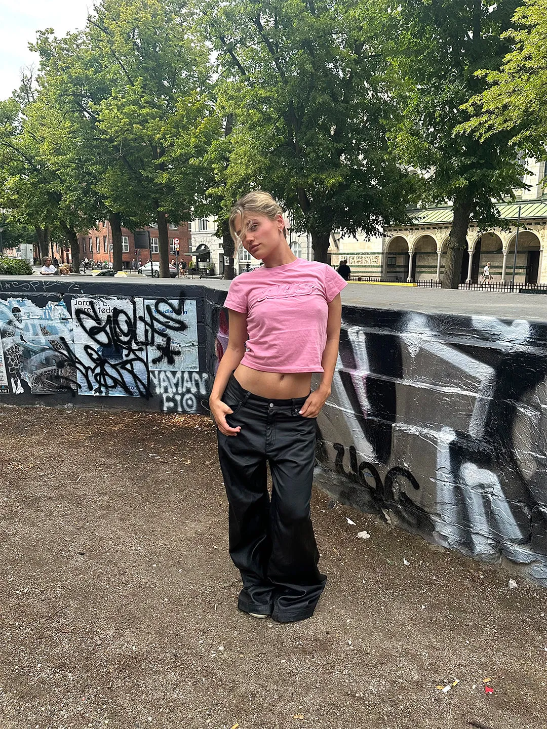Alis Oliiey baby tee lyserød patch
