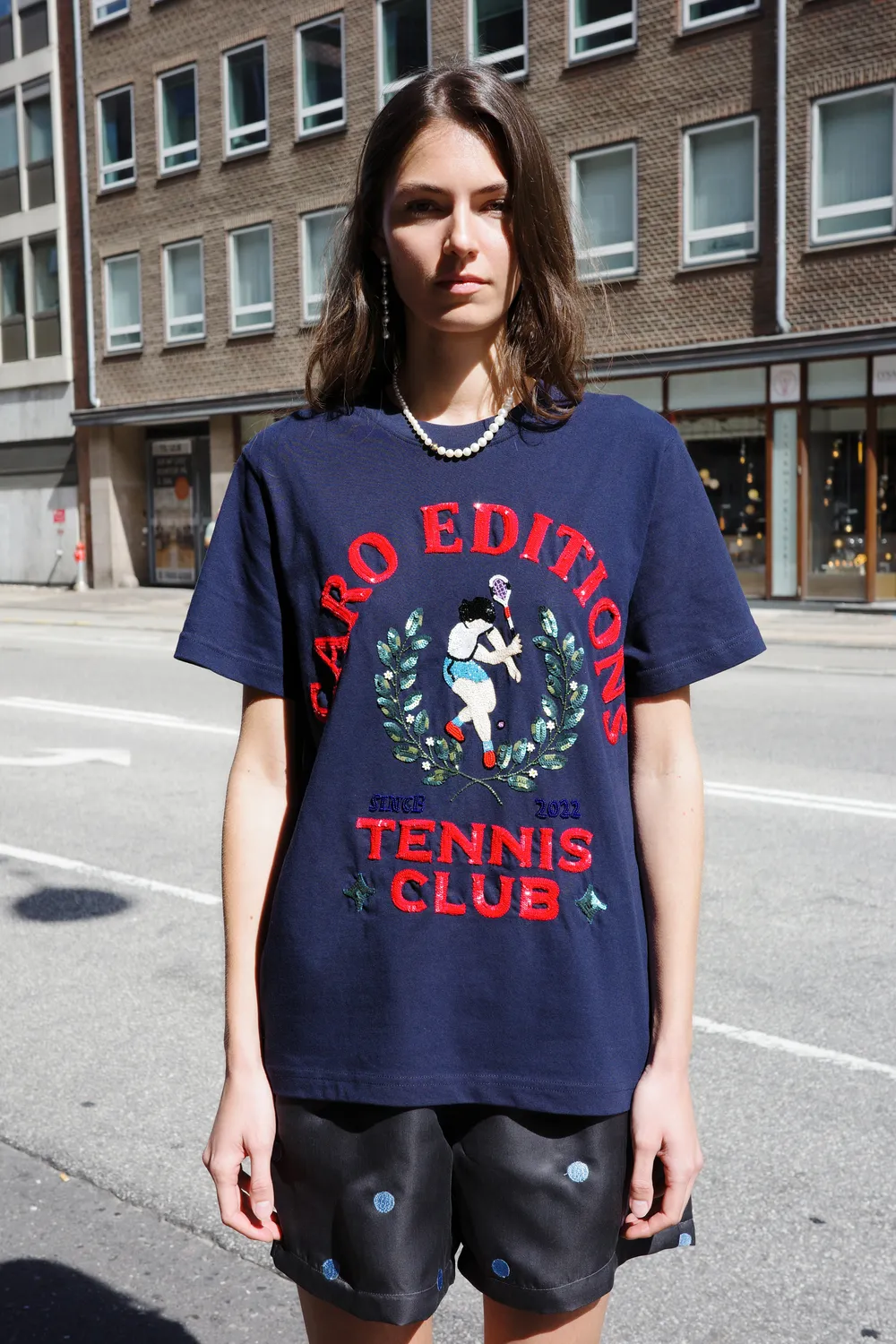 Caro Editions Freddy t-shirt navy tennis broderi økobomuld