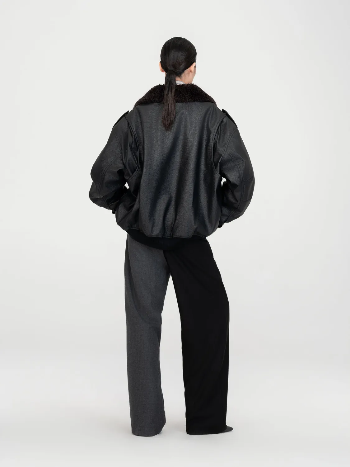 Feng Chen Wang Pebble PU Læderjakke oversize sort pels