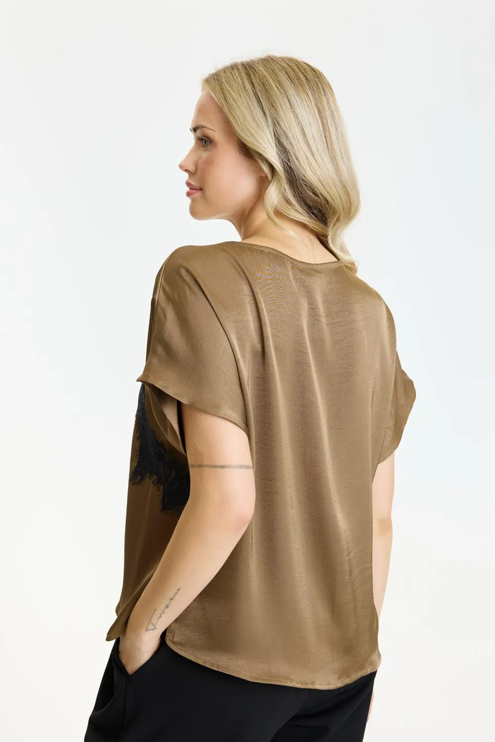 IN FRONT Faye bluse V-hals blonde