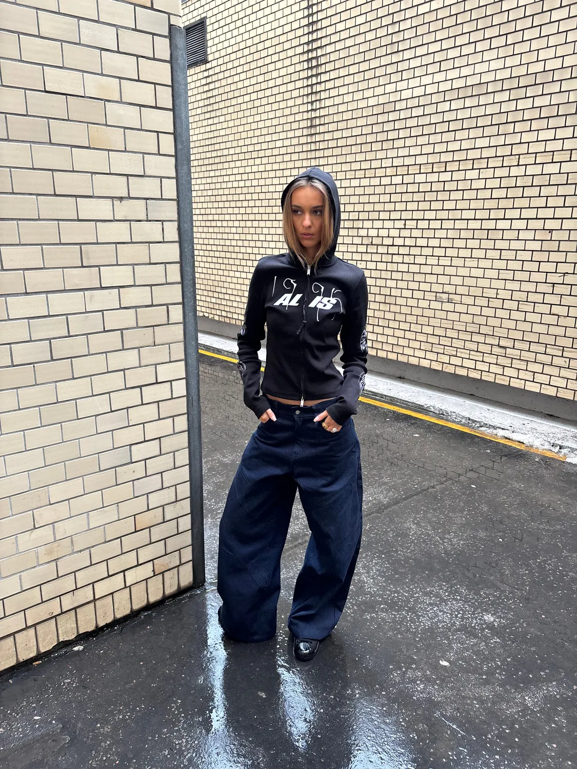 Alis Nortey hoodie sort lynlås ribbet cropped
