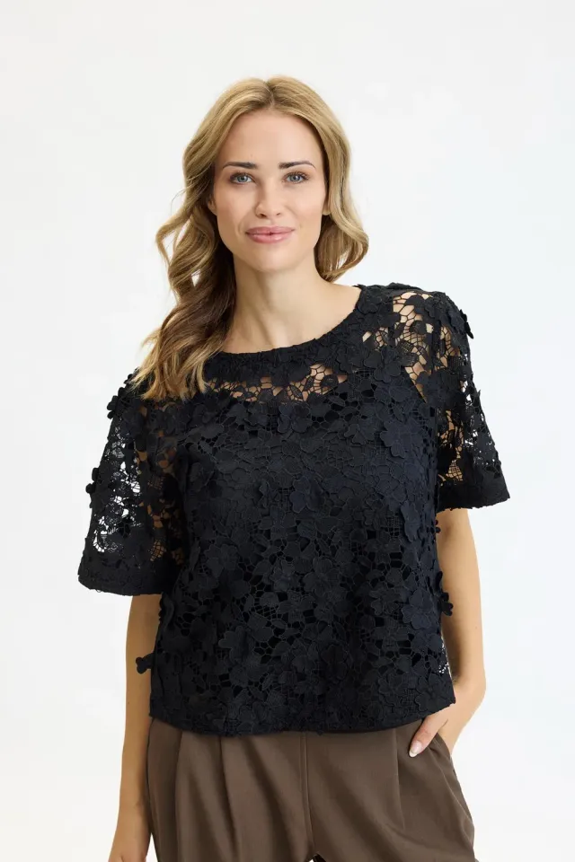 IN FRONT Delphina bluse med hulmønster blomster