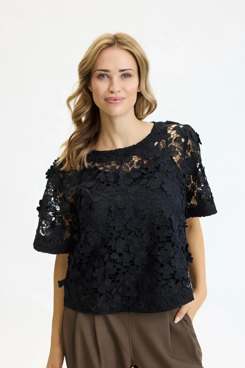 IN FRONT Delphina bluse med hulmønster blomster