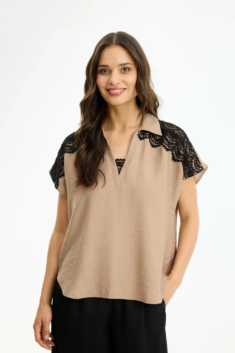 IN FRONT Nala bluse sand V-udskæring blonde
