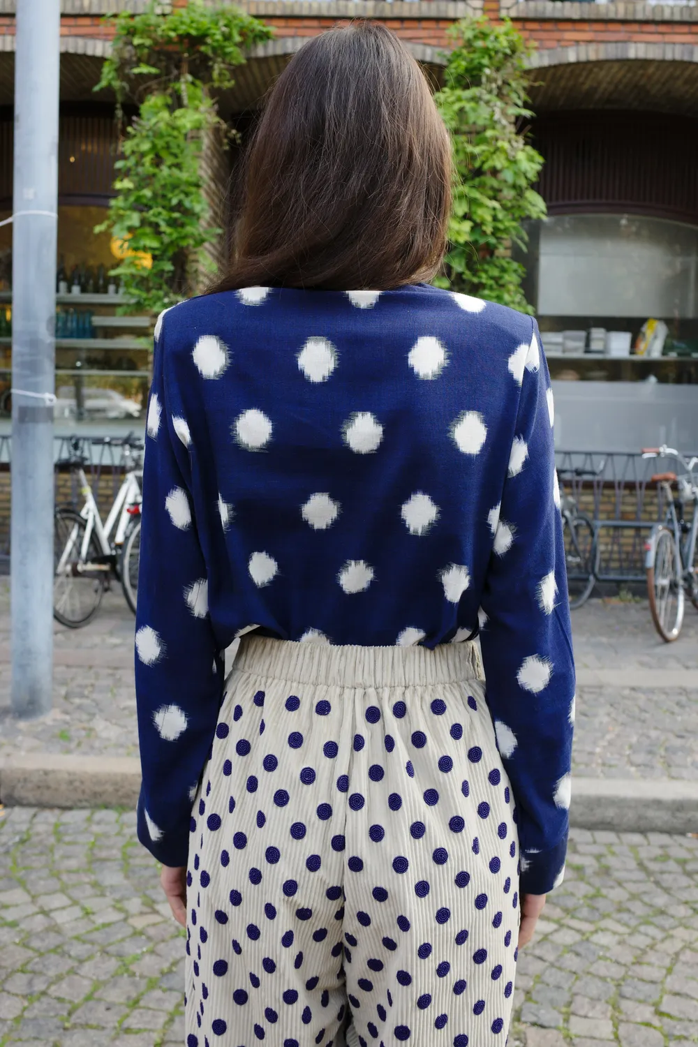 Caro Editions Pleated Ivona skjorte navy hvid ikat