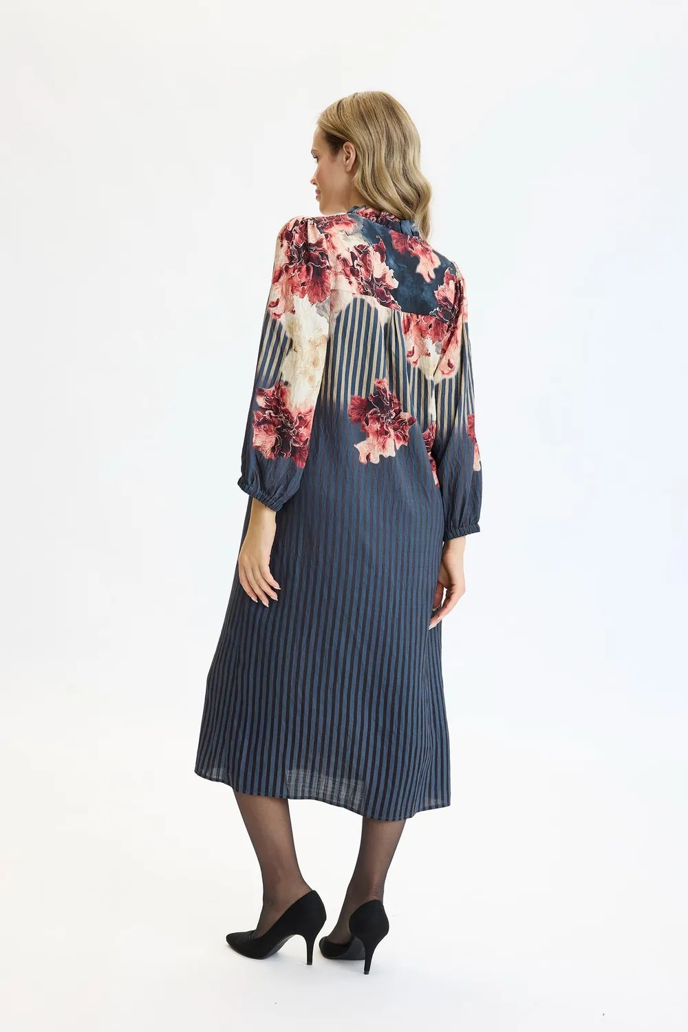 IN FRONT Frankie kjole print v-hals lommer