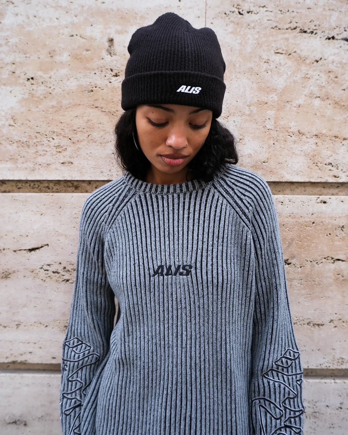 Alis Aria striktrøje grey black broderi bomuld