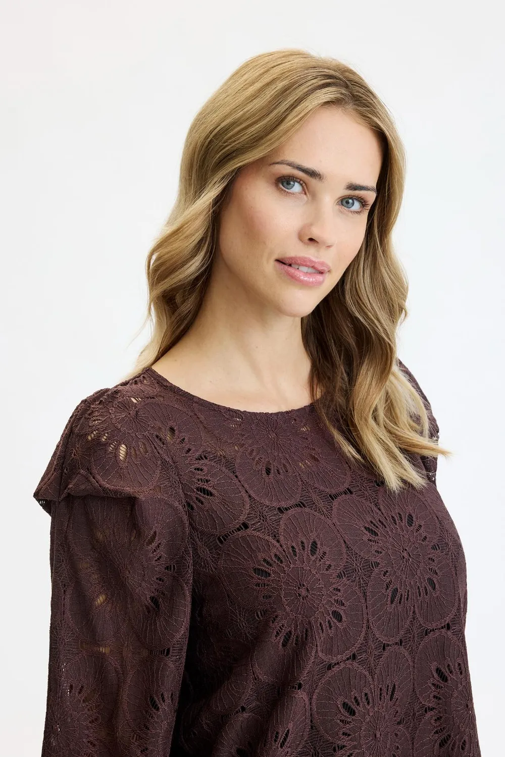 IN FRONT Panella bluse med hulmønster
