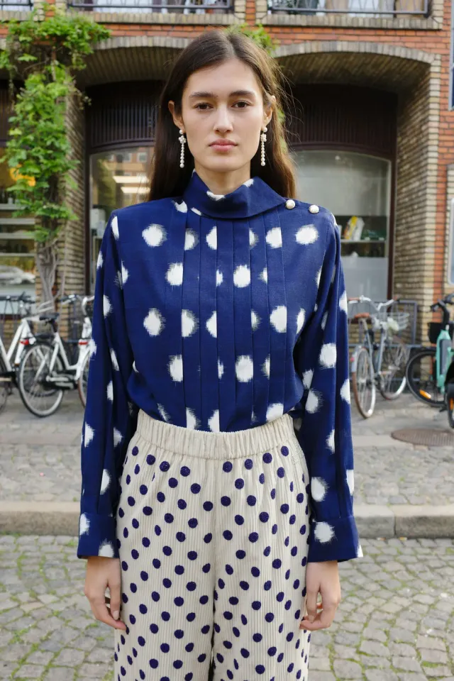 Caro Editions Pleated Ivona skjorte navy hvid ikat