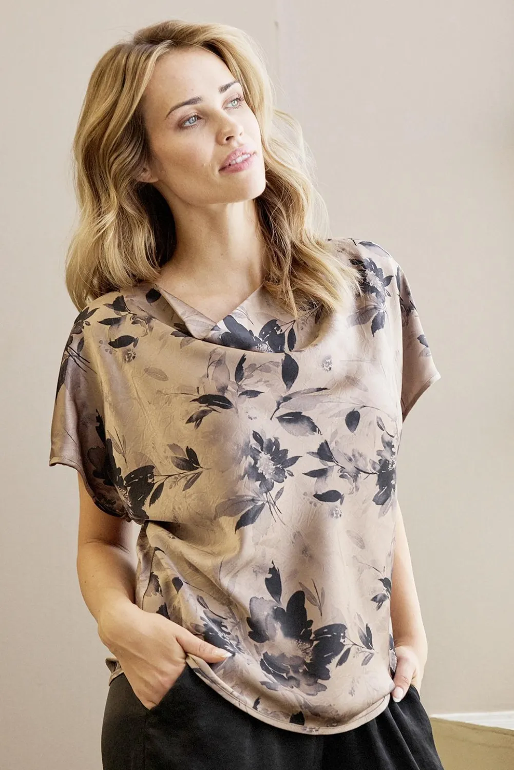 IN FRONT Vallerie bluse med print vandfaldshals