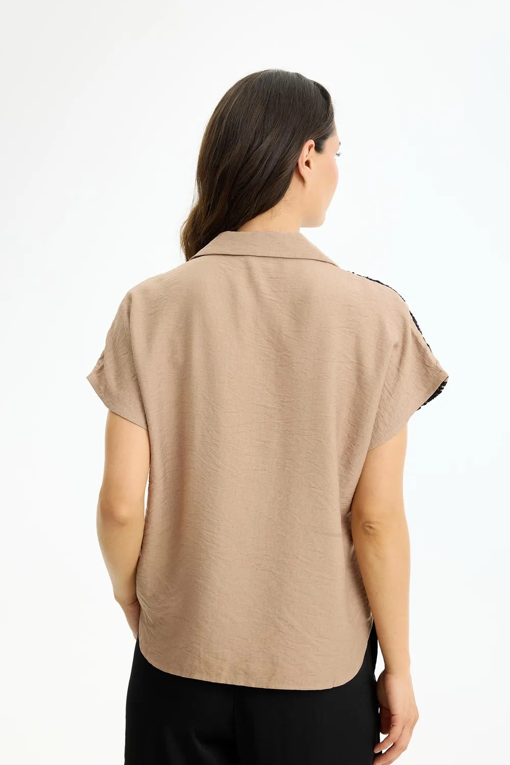 IN FRONT Nala bluse sand V-udskæring blonde