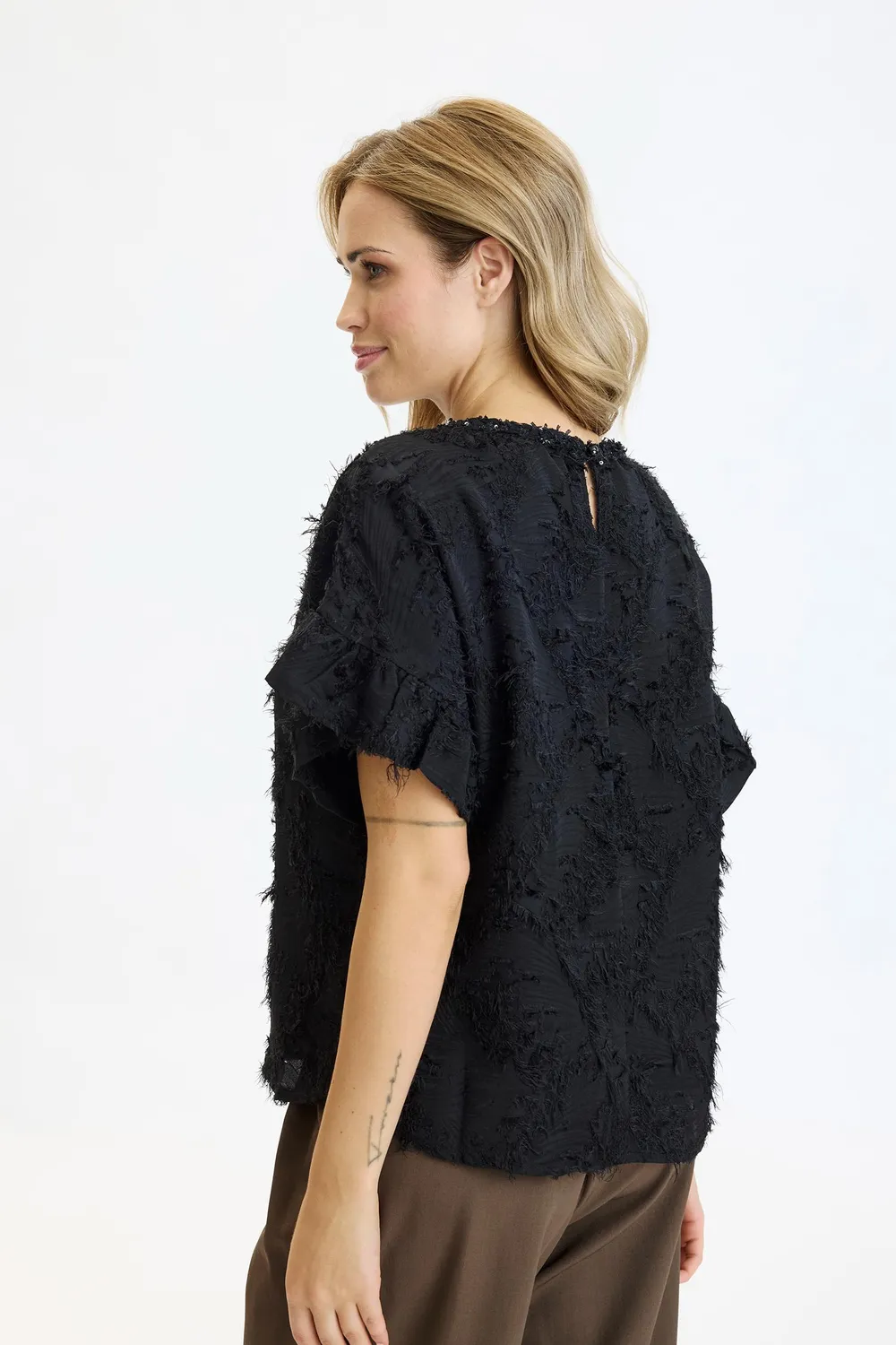 IN FRONT Eden sort bluse med drop-shoulder