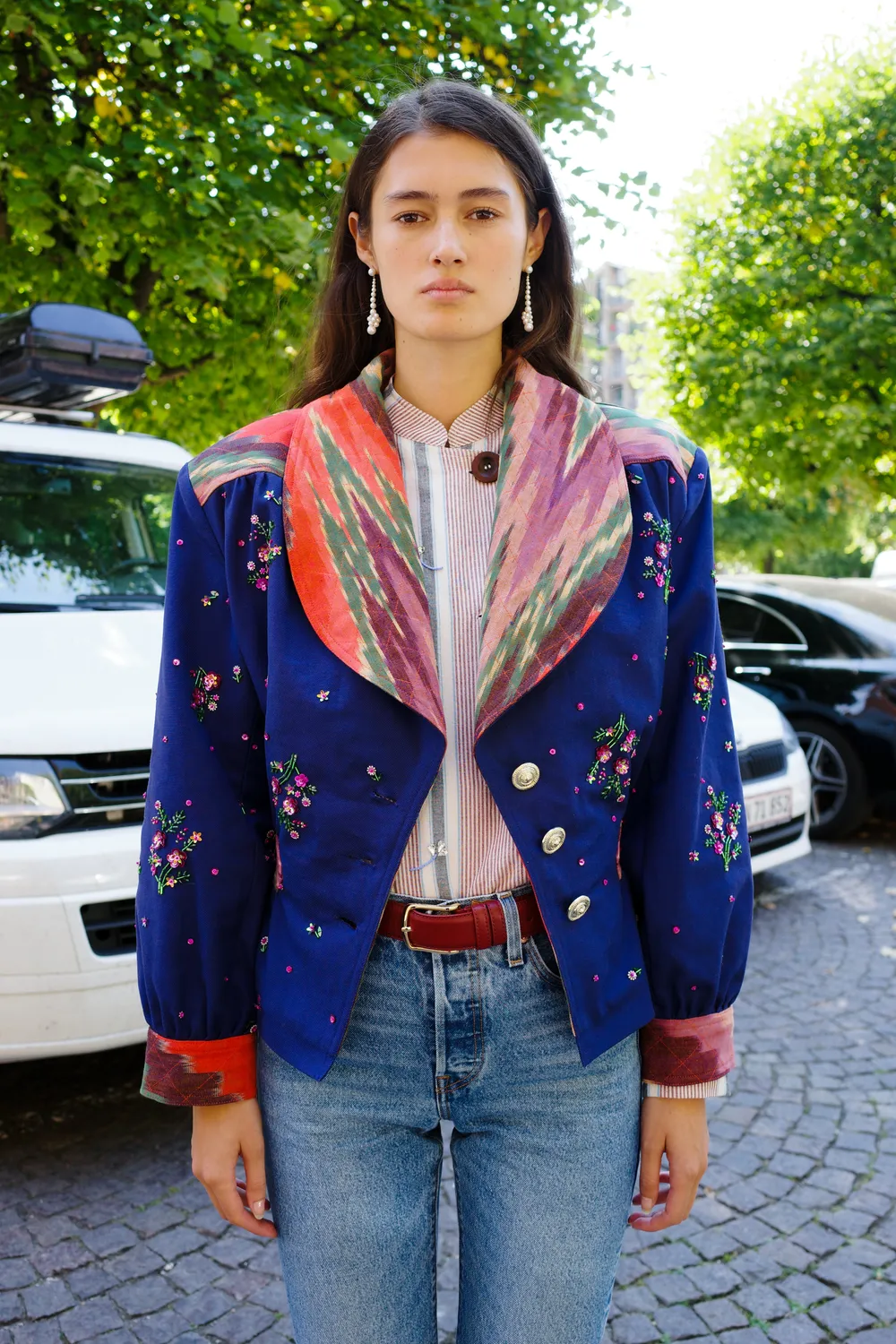 Caro Editions Frederikke jakke navy ikat blomsterbroderi