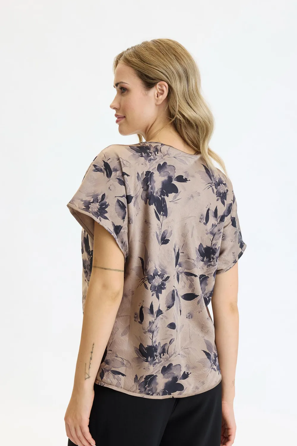 IN FRONT Vallerie bluse med print vandfaldshals