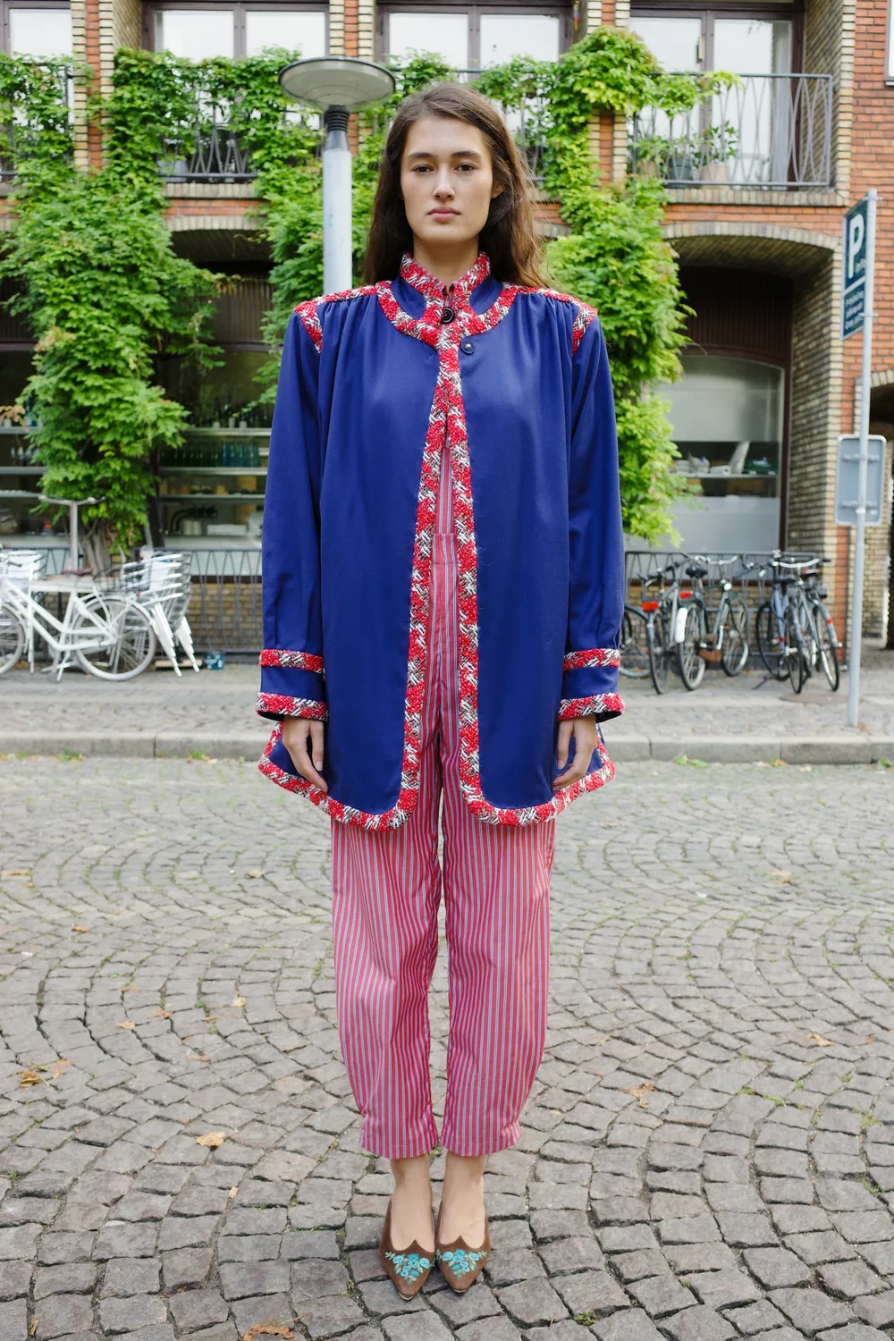 Caro Editions Gaia jakke navy red trim delfin broderi