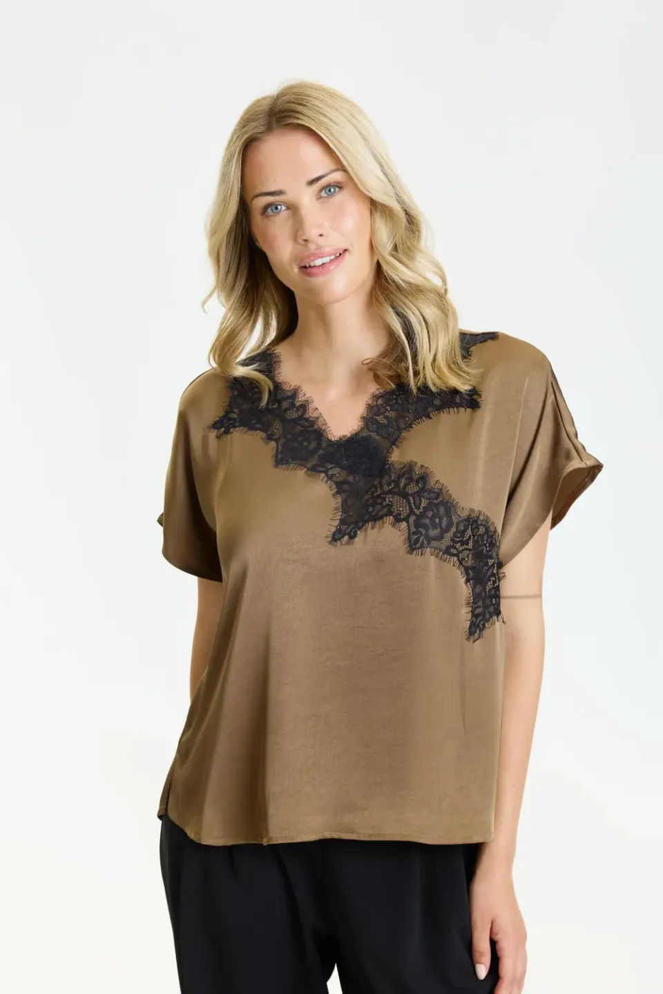 IN FRONT Faye bluse V-hals blonde