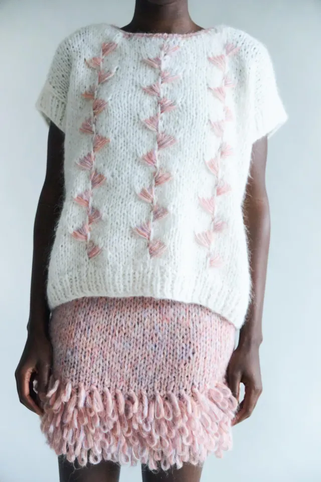 DAWNXDARE Jojo strik-top 102 chalk blomsterbroderi