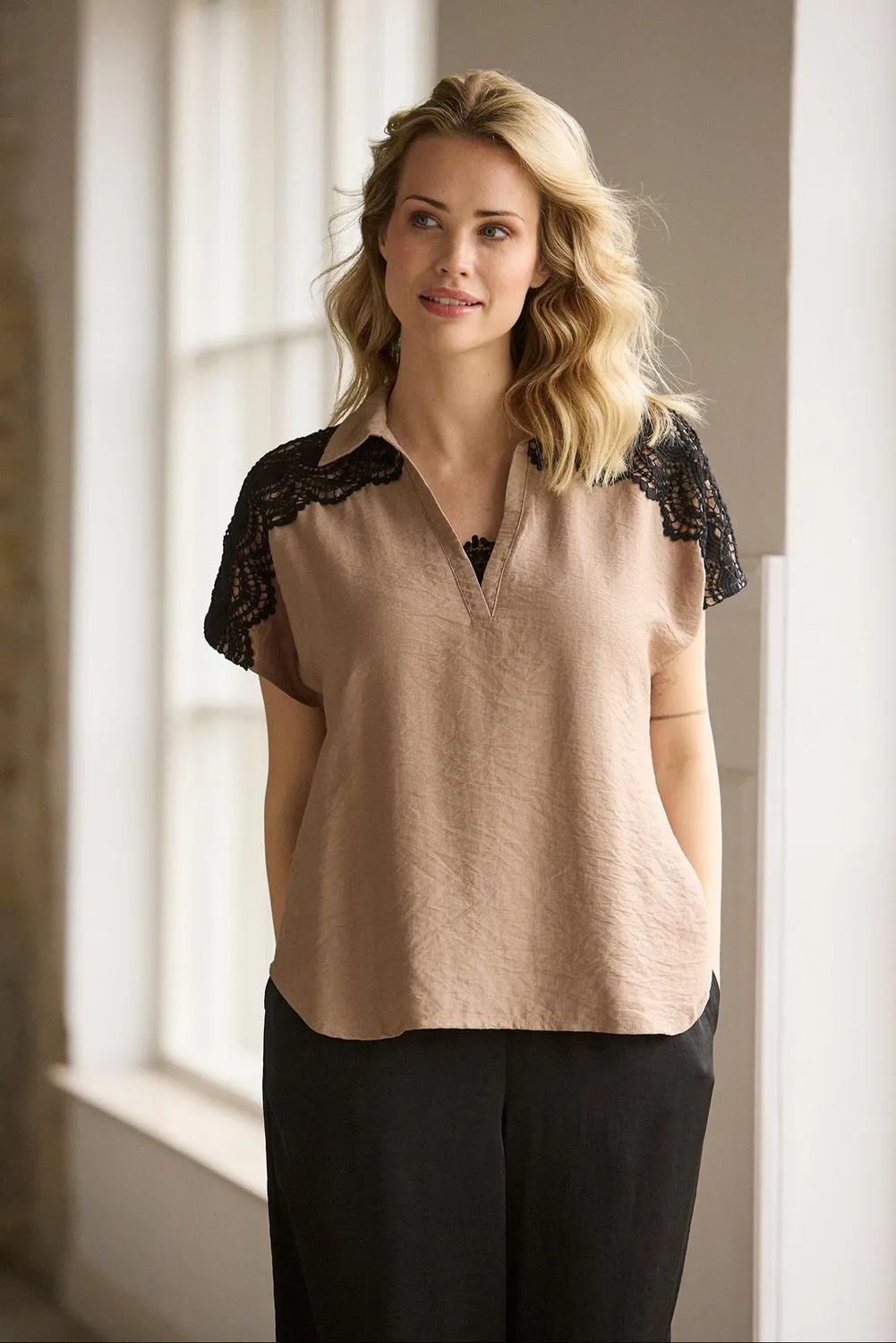 IN FRONT Nala bluse sand V-udskæring blonde