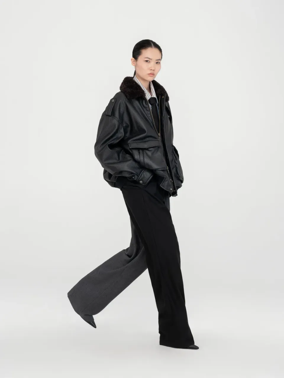Feng Chen Wang Pebble PU Læderjakke oversize sort pels