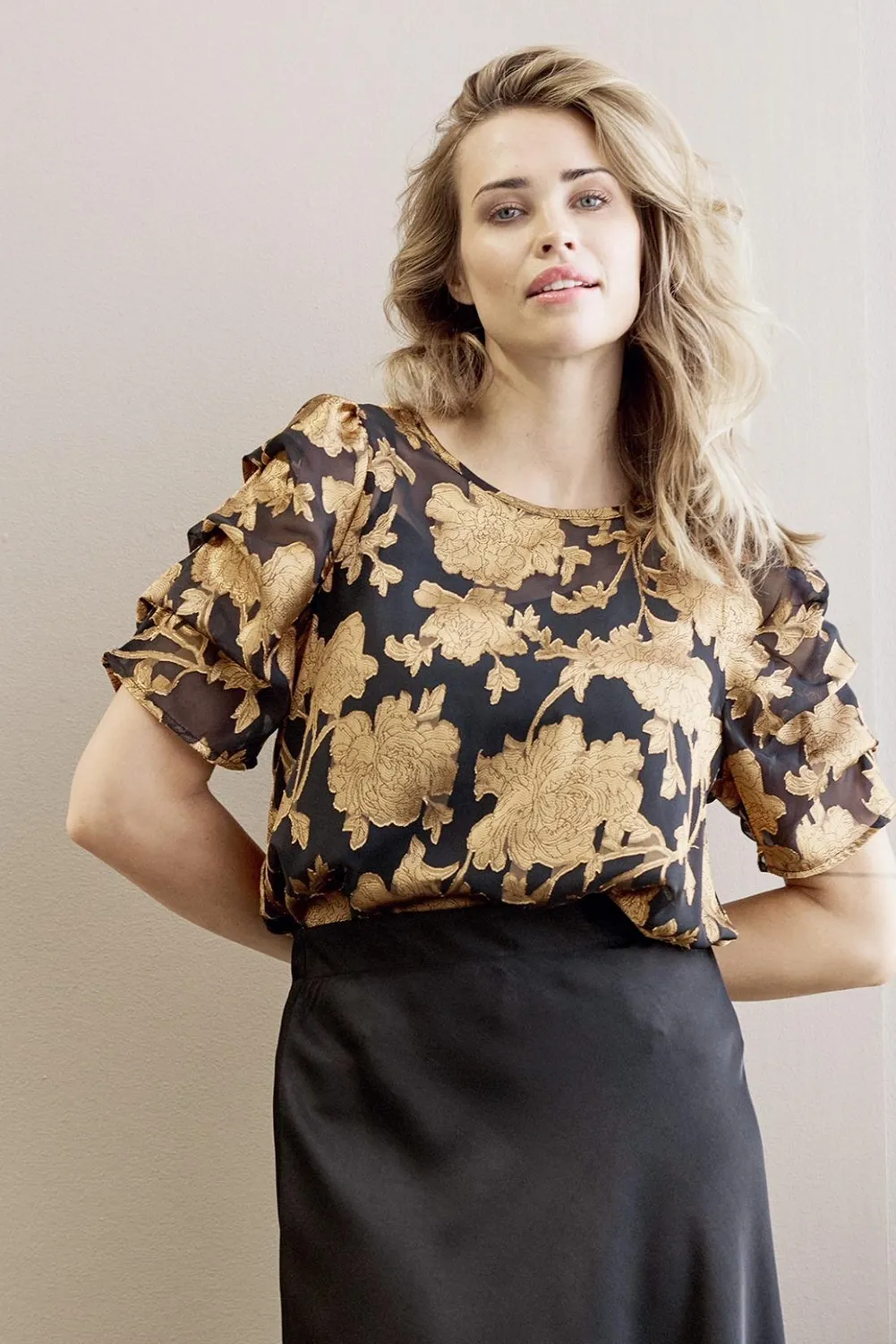 IN FRONT Elena bluse transparent guldmønster