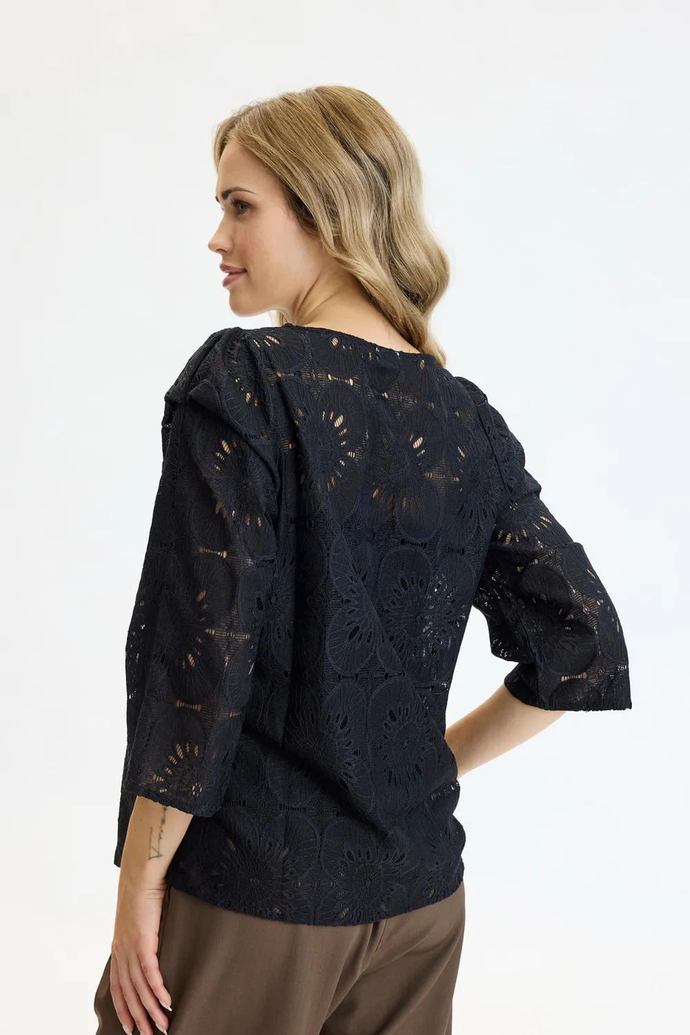 IN FRONT Panella bluse med hulmønster